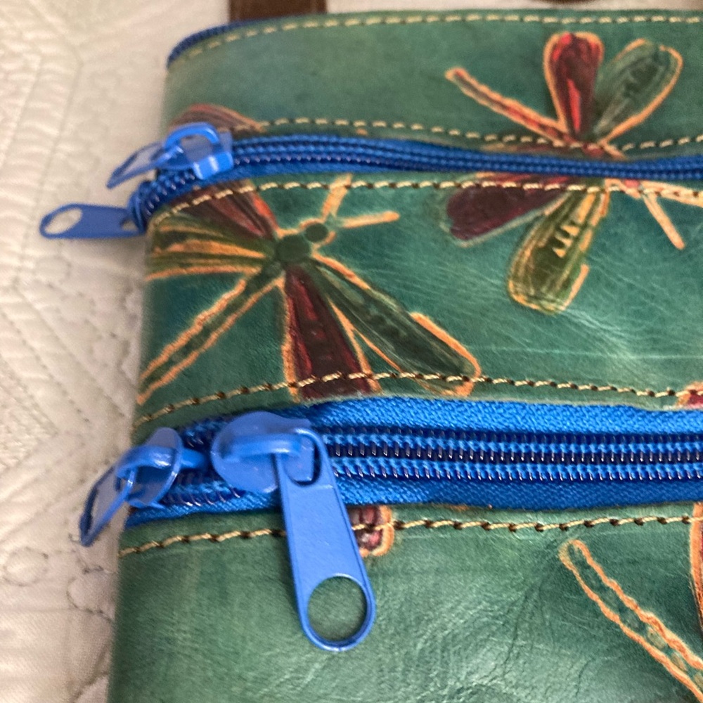 Hand-painted Leather Crossbody Bag from the Brand Colombitas Dragonfly Design - Picture 5 of 8